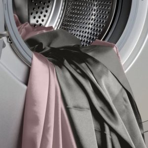 نحوه شستشوی پارچه ساتن: راهنمای جامع اتو و نگهداری ساتن ابریشمی