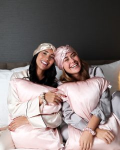 چگونه لباس خواب ساتن را در خانه و بیرون بپوشیم؟ 