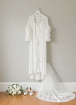 ست روبدوشامبر حریر و پیراهن ساتن سفید عروس مدل پیله با آستین چین‌دار