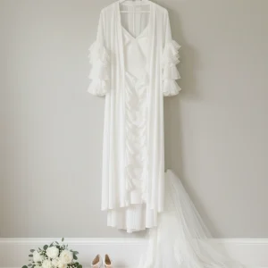 ست روبدوشامبر حریر و پیراهن ساتن سفید عروس مدل پیله با آستین چین‌دار